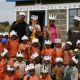 Run2gether Children Mit Zahnbürsten Und Selbstgebastelten Kronen Vor Der Nursery School