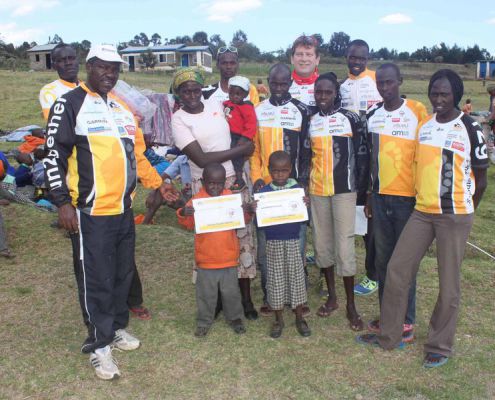 2015.02.25 285 Stanley Muroki MBURU Blankets For Kiambogo Families