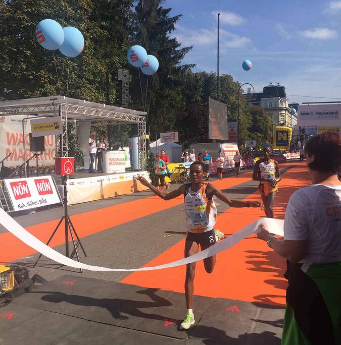2015.09.13 Wachau Marathon Zieleinlauf 02 Viola