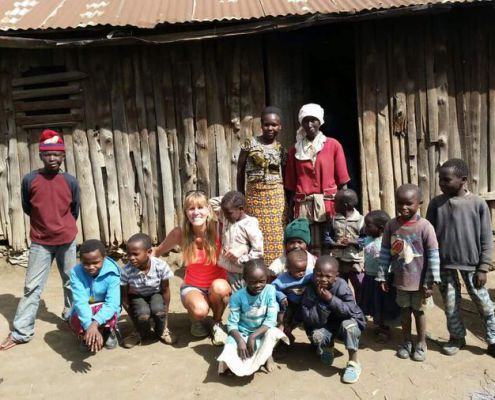 2016.01.01 Ingrid Loregger überbringt Zu Besuch Bei Einer Großfamilie In Kiambogo