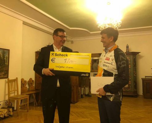 Willi DOUPNIK Bei Der Scheckübergabe An Thomas