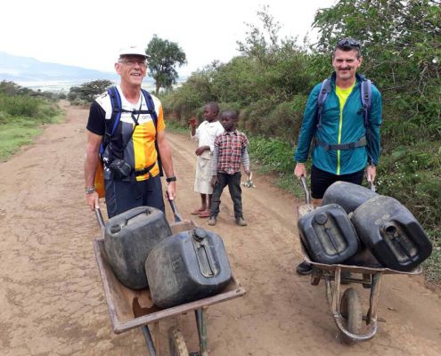 Hans (links) Und Martin Beim Wassertransport