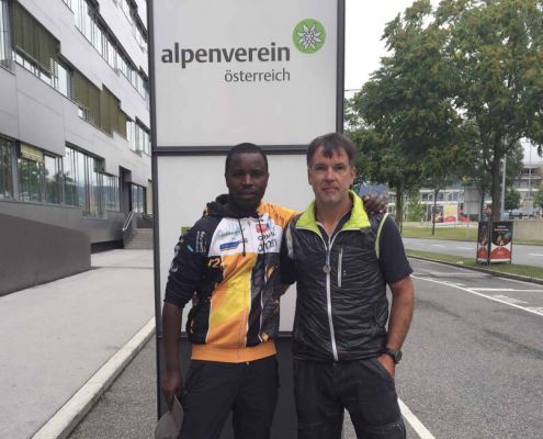 Paul Safari Mit Kursleiter Martin Schöll Vor Dem Österr. Alpenverein In Innsbruck