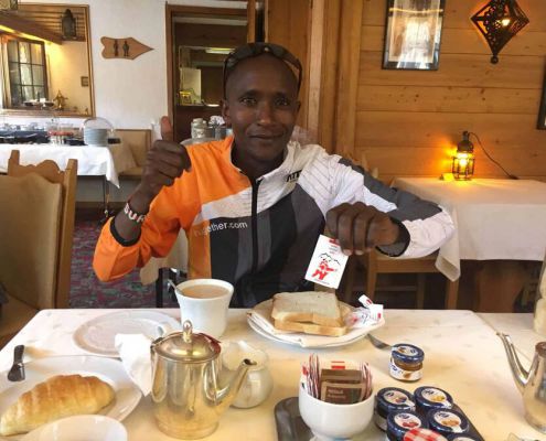 SURUM Beim Frühstück Vor Dem GLACIER 3000