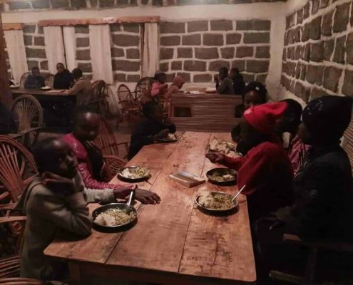 Gemeinsames Abendessen Im Run2gether Camp
